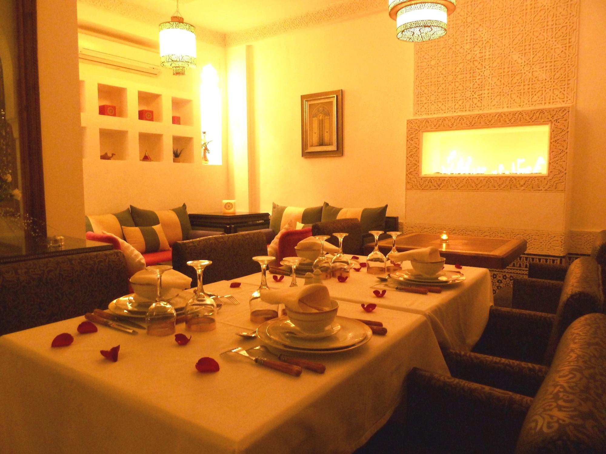 Riad Viva Marraquexe Exterior foto A Moroccan dining room