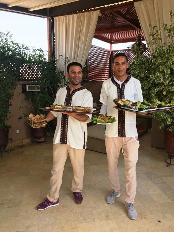 Riad Viva Marraquexe Exterior foto Moroccan waiters serving food